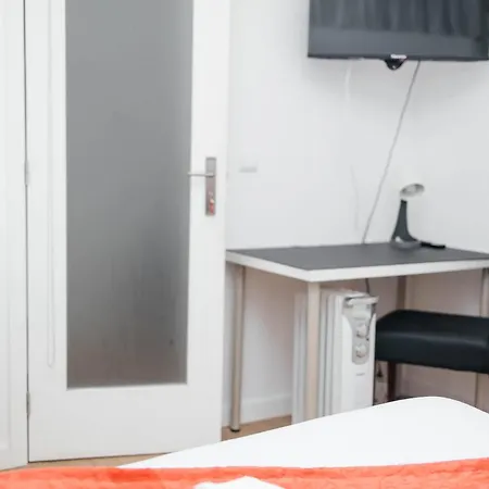 T4 No Διαμέρισμα *